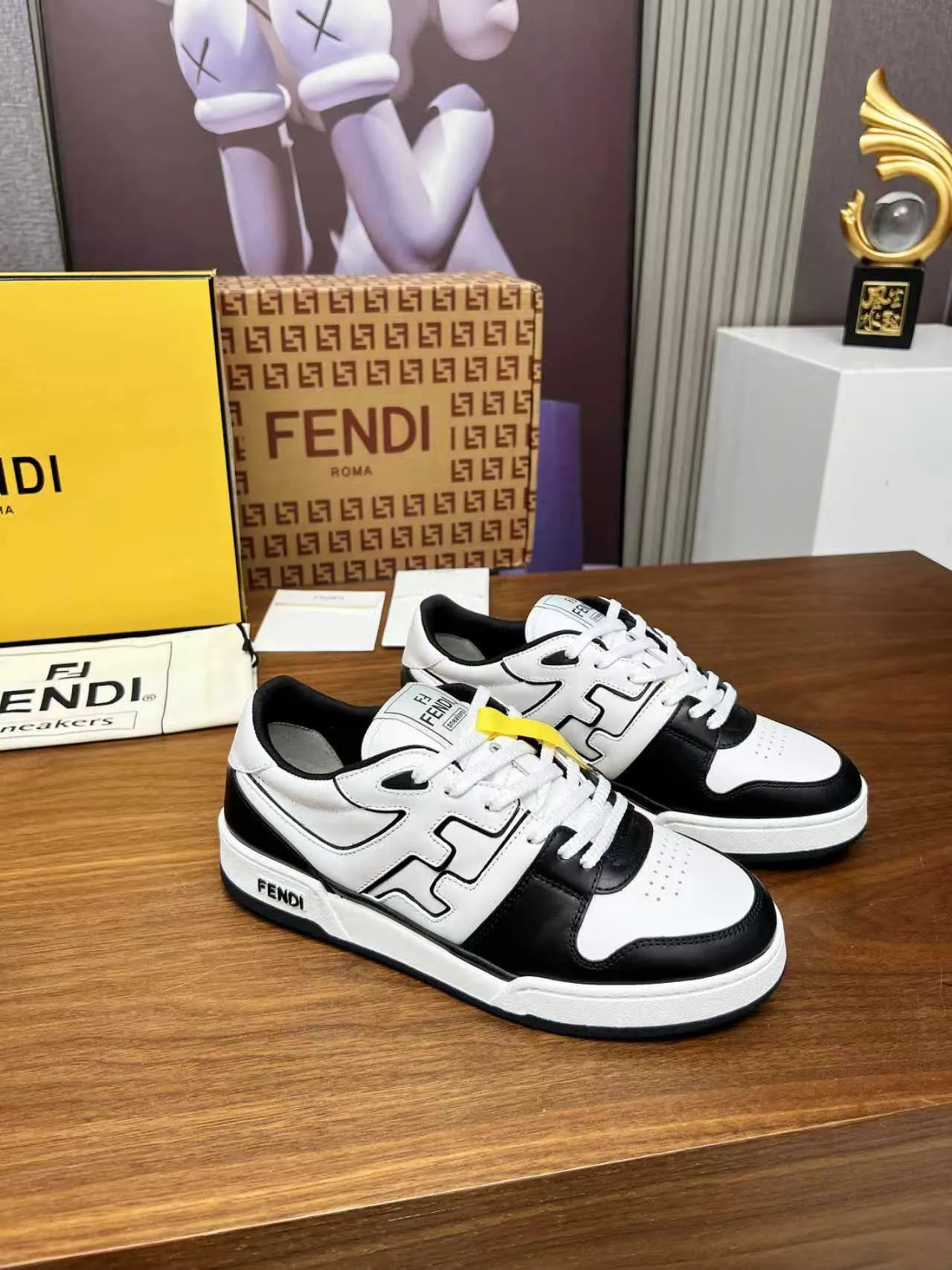Factory price 660💰 Fendi·Fendi⛳️Hot-selling 35--45 couple model👫 FD match Original purchase for RMB14340 One-to-one reproduction Designer Kim Jones's first sneaker fendi match and Donkey brand Trainer basketball sneakers, fresh blood injected with FF retro design Super good-looking and versatile, the upper is made of cowhide and cowhide splicing combination, with concave and convex double F on the side The logo lining is made of terry velvet 🤗Super soft on the feet, lightweight and comfortable to match with a sweatshirt, original full package! ✦ Fabric: cowhide + cowhide color matching ✦ Lining: original terry velvet lining ✦ Sole: original molded multi-color color matching sole ✦ Sole: mesh injection molding pad ✦ Sole thickness: 3.5cm ✦ Female size: 35--40, female 40 customized ✦ Male size: 39--45, male 45 customized